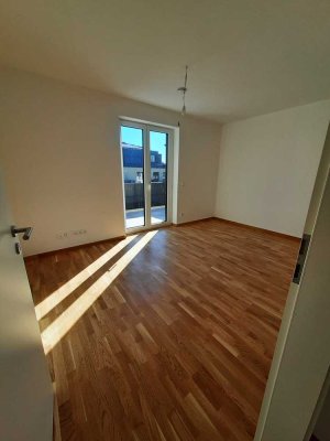 Hochwertige Wohnung mit zwei Zimmern sowie 3 Balkonen und EBK in Traunstein