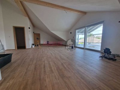 Dachgeschosswohnung Ideal für Paare oder Singles! Dachterrasse, Perfektes Homeoffice / Ruhige Lage