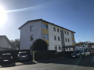 Kriftel - Renovierte 3,5 Zimmer-Wohnung im 1. Obergeschoss mit PKW-Stellplatz