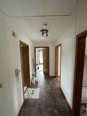 Vollständig renovierte 2,5-Zimmer-Wohnung mit Balkon