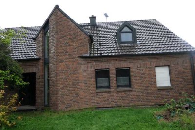 Geräumiges, 12-Zimmer-Einfamilienhaus mit geh. Innenausstattung und Teich in Voerde (Niederrhein)