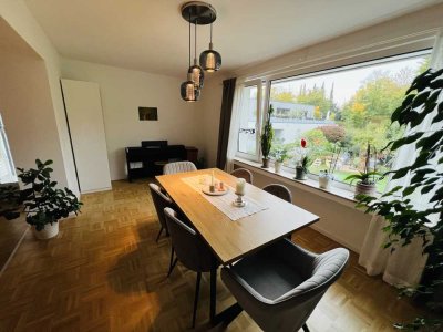 Wunderschöne ruhige, helle 4 Zimmerwohnung mit riesem Balkon und Blick ins Grüne