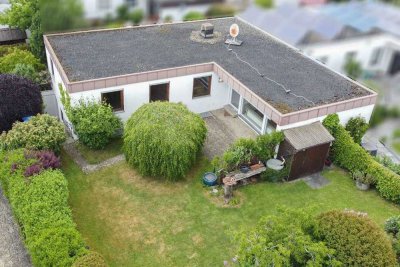 Wohnen auf einer Ebene: Bungalow mit Garten, Keller, Zwei Garagen und Freistellplatz