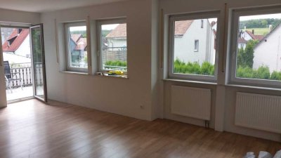 Schöne und vollst. renovierte 3-Zimmer-Hochparterre-Wohnung mit geh. Innenausstattung mit EBK