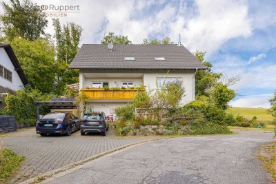 Charmante Dachgeschosswohnung in kleinem 3-Parteien-Haus moderniesiert & bezugsfertig