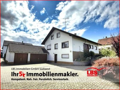 Großzügiges Einfamilienhaus mit Einliegerwohnung, kleinem Teich, 3 Garagen und 4 Stellplätzen