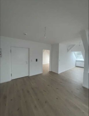 Erstbezug nach Sanierung mit Einbauküche: Schöne 2-Zimmer-DG-Wohnung mit geh. Innenausstattung