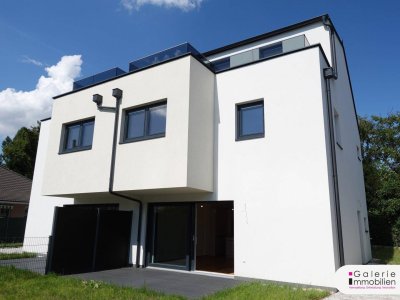 Erstbezug: Sehr schöne, helle und ruhige Doppelhaushälfte (rechts) mit 4 Zimmern, Eigengarten und Panoramablick-Dachterrasse!