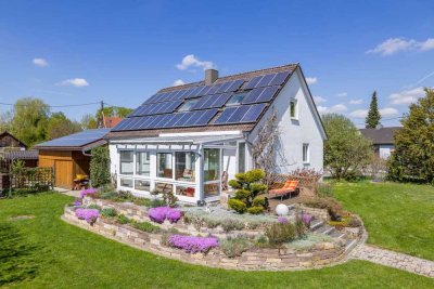 Ein Haus mit vielen Möglichkeiten – Gepflegtes Zuhause mit Einliegerwohnung und Gartenparadies.