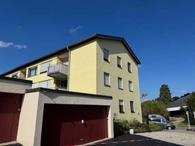 Lichtdurchflutete 4-Zimmer-Dachgeschosswohnung mit Süd-Balkon, Garage in 71229 Leonberg