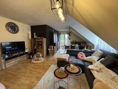ZU MIETEN AB 01.10: HELLE 4-ZIMMER-WOHNUNG MIT 2 BALKONEN.