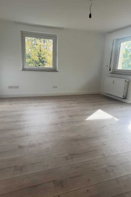 Helle 4-Zimmer-Wohnung mit Balkon & Einbauküche