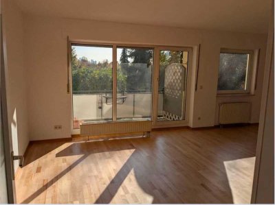 Renovierte 2-Zi.-Whg. mit Balkon & TG-Stellplatz in ruhiger Lage (Frankfurt-Praunheim)