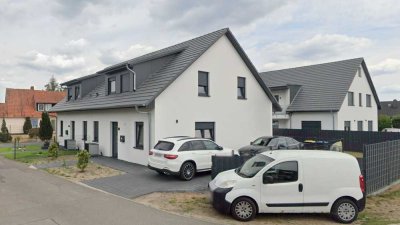 Moderne und hochwertige Doppelhaushälfte mit Terrasse, Garten, Einbauküche etc.