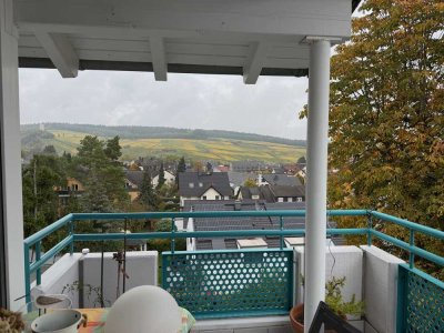 Kiedrich: 2-Zimmer-Dachgeschosswohnung mit Balkon, TG-Platz & Blick auf die Weinberge