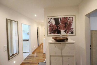 Wohnen mit Stil und Komfort–modernisierte 4-Zimmer-Eigentumswohnung in naturnaher Lage von Ismaning