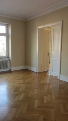 Sehr schöne helle 4-Zi.-Altbau-Whg. in Stadtmitte mit Südloggia
