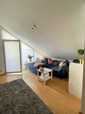 Moderne helle 2,5-Zimmer DG-Wohnung mit Einbauküche und schönem Südwestbalkon