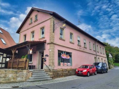 Großzügiges Wohnhaus mit Gewerbeeinheit, Garagen und kleinem Garten in zentraler Lage von Untermer