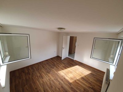 2.5 Zimmer Wohnung mit Tageslichtbad, neuer Einbauküche und großem Garten