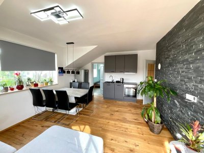 SOFORTBEZUG! 2-Zi.-DG-Wohnung mit Balkon und Parkplatz