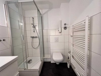 Stilvolle, geräumige und vollständig renovierte 1-Zimmer-Wohnung mit Balkon in Berlin