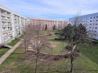 **HEREINSPAZIERT**3-Zimmer-Wohnung // DG // Balkon // Bad mit Wanne // 2 KALTMIETEN FREI