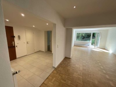 Frisch modernisierte 2,5-Zimmer-Wohnung mit eigenem Garten - wohnlich-modern