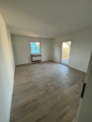 Erstbezug nach Kernsanierung: Lichtdurchflutete 2-Zimmer-Wohnung mit großem Balkon & Stellplatz in D