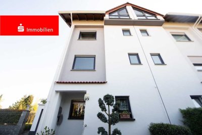 Mühlheim am Main: Topgepflegtes Zweifamilienhaus mit parkähnlichem Garten