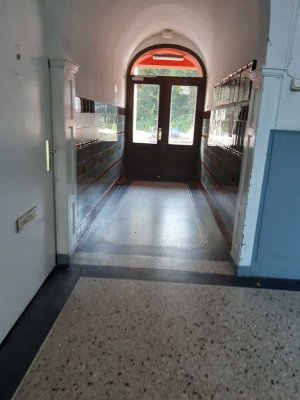 sanierte 3-Zimmer-Dachgeschoss-Wohnung ohne Balkon