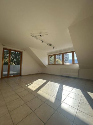Lichtdurchflutete Eigentumswohnung mit ost/süd-seitigem Balkon und Parkplatz