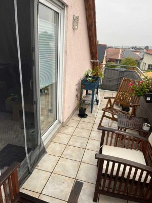 Großzügig geschnittene 3-Zimmer-Dachgeschosswohnung mit Balkon und Blick auf den Odenwald