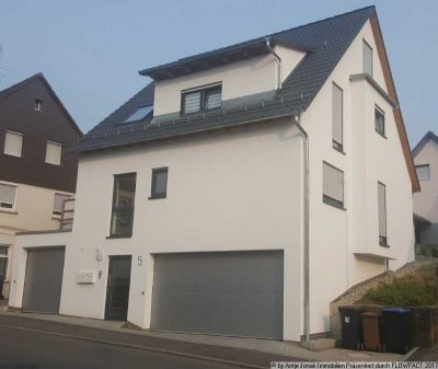 3,5 Zimmer-Wohnung mit sonniger Terrasse, Garten und Doppelgarage in Tischardt