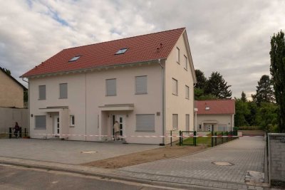 Von privat: Doppelhaushälfte in Schwalbach am Taunus - fertiggestellt in 2022