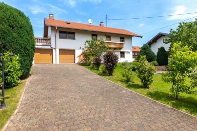 Gemütliche Erdgeschosswohnung mit großem Garten und Garage in schönem Zweiparteienhaus