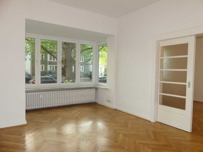 Altbaucharme mit Balkon - Hannover-List, 3 Zimmer Erdgeschoßwohnung mit Fischgrätparkett