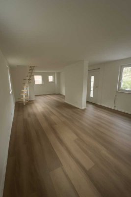 Erstbezug nach Sanierung: Maisonettewohnung+ 2 Zi. + im eigenen Gebäude + mit Garten & Stellplatz