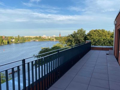 Exklusives Penthouse mit Wasserblick an der Spree