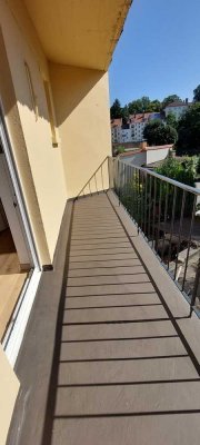 Helle, großzügige 2 ZKB Wohnung mit Balkon und Küchenzeile