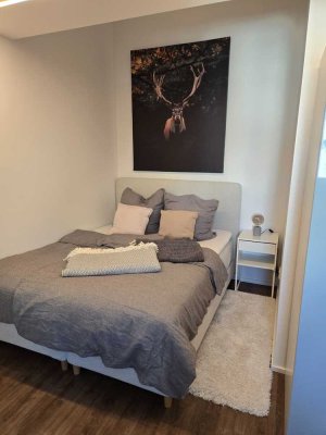 Lichtdurchflutete, vollmöblierte 3-Zimmer Wohnung mit wunderschöner Dachterrasse in zentraler Lage