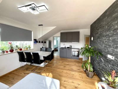 PREISREDUKTION! 2-Zi.-DG-Wohnung mit Balkon und Parkplatz