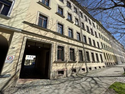 Zentral gelegen! Sanierte 2 Zimmer mit Balkon + großer Küche im EG!
