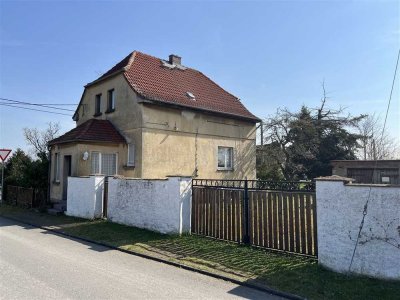Einfamilienhaus mit Hof und Nebengelass