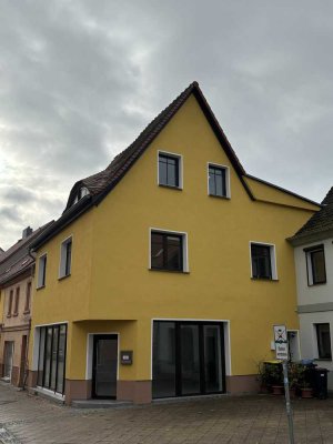 Saniertes Innenstadthaus, 150 m² Gewerbeeinheit, 137 m² Wohnung