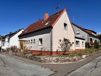 2,5ZKB-Dachgeschosswohnung mit Garten und Garage