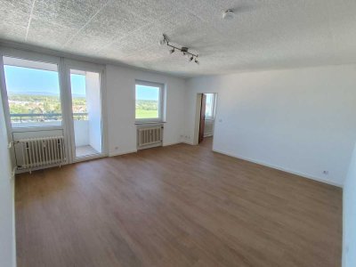 2-Zimmer-Wohnung mit Balkon im 10.OG – renoviert & gut angebunden