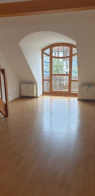 Schöne, helle Dachgeschosswohnung, 3 Zimmer mit Balkon, TG