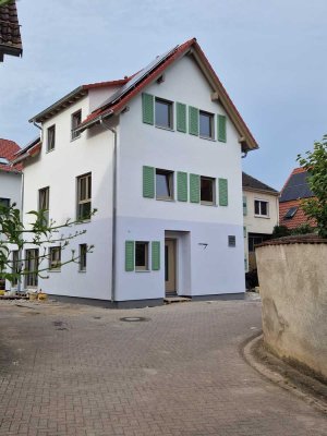 Neubau & Erstbezug: Einfamilienhaus im historischen Ortskern von Weingarten mit Garten