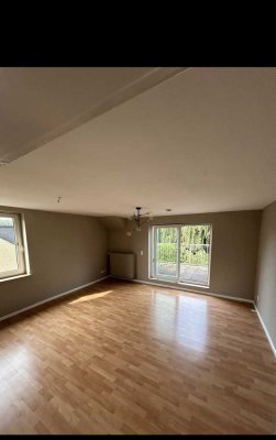 Helle, ruhige 2 Zimmer Wohnung mit Balkon und Blick ins Grüne